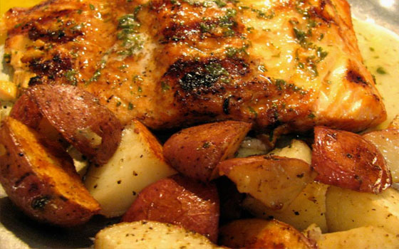   مصر اليوم - سلمون مشوي بالخضار