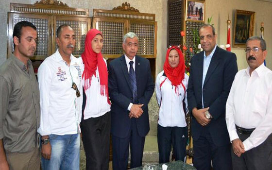   مصر اليوم - تكريم أبناء السويس أبطال أفريقيا في الدراجات