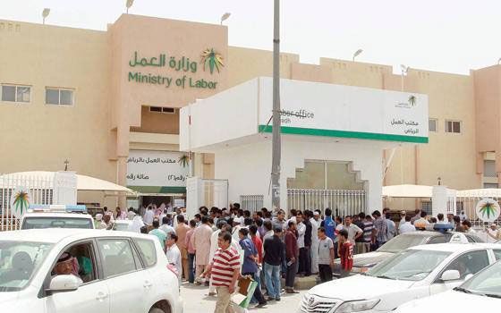   مصر اليوم - شركة قرطاسية تبحث عن موظفات سعوديَّات ووزارة العمل تتجه إلى تشجيع التأنيث