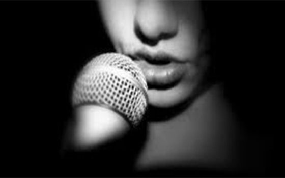   مصر اليوم - المطربة الكينية فينا تدعوك للشعور بالبهجة في الحياة