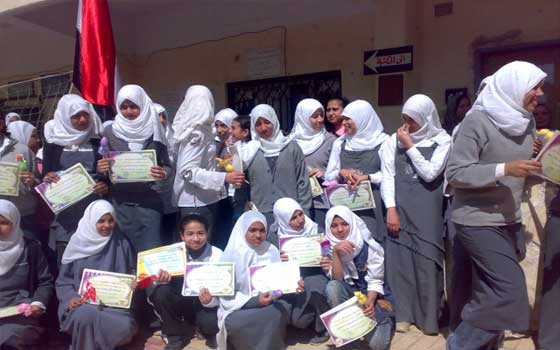 مصر اليوم - البنات يَتفوقْنَ على البنين في إعداديّة السويس والنجاح بنسبة 70%