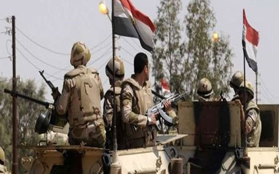 مصر اليوم - إصابة مجنَّد برصاص مهرِّبين على الحدود في سيناء