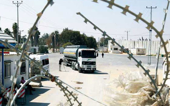   مصر اليوم - عبور 97  شاحنة مواد بناء إلى قطاع غزة عبر معبر رفح