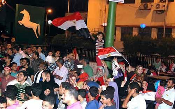   مصر اليوم - المئات في سيدي جابر للاحتفال بفوز السيسي في رئاسة الجمهورية