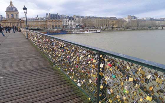   مصر اليوم - أقفال العشاق تتسبب في انهيار جزء من سياج جسر الفنون في باريس