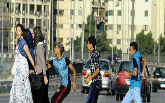   مصر اليوم - حبس 3 أشخاصٍ بتهمة التحرش الجنسي بسيدتيّن في ميّدان التحريّر