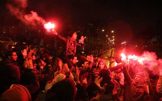   مصر اليوم - أنصار المعزول يقطعون شارع الثَّلاثيني في بورسعيد ويشعلون إطارات السيَّارات