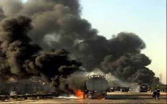   مصر اليوم - مسلحون يضرمون النار في ناقلة نفط في باكستان
