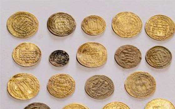 مصر اليوم - شرطة السياحة والآثار تضبط 17 عُملة أثرية بمنزل أحد الفلاحين بالجيزة