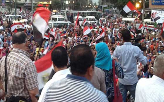   مصر اليوم - احتفالات في ميادين الإسكندرية في الذكرى الأولى لثورة 30 يونيو