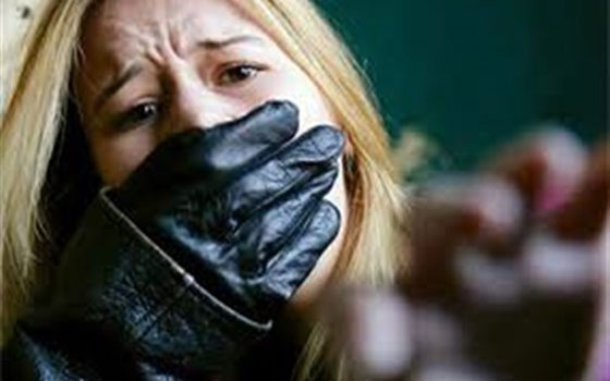   مصر اليوم - عامل يختطف طالبة في توك توك في سوهاج