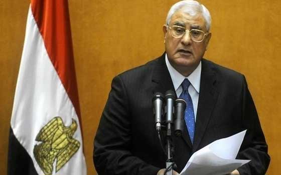 مصر اليوم - السِّيسي يمنح عدلي منصور قلادة النِّيل في حفل التَّنصيب