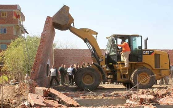   مصر اليوم - إزالة التعديات من على قطعة أرض مخصصة لإقامة مجموعة مدارس في الإسكندرية