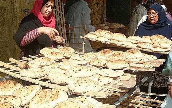   مصر اليوم - مواطنو مدن القناة يحصلون على سلع مجانيّة مقابل توفيّر استهلاك الخبز