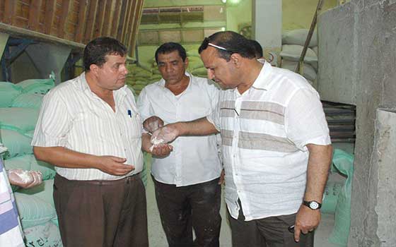   مصر اليوم - ضبط 32 جوال دقيق مدعَّم قبل تهريبه في رشيد