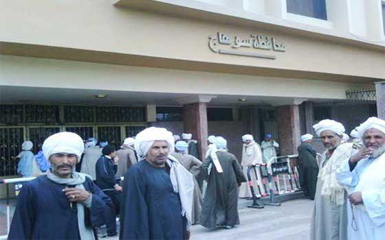   مصر اليوم - أهالي العمايدة ينتقمون من عامل ويجبرونه على ارتداء ثياب النساء