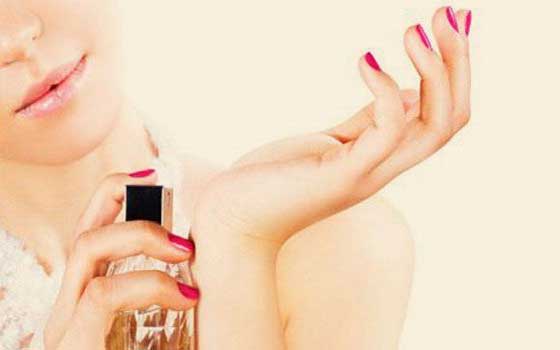   مصر اليوم - اجعلي عطرك يدوم أطول مع أفضل النصائح