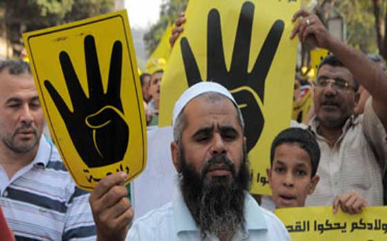 مصر اليوم - أمن السويس يطارد مسيرة ليلية لجماعة الإخوان الإرهابية