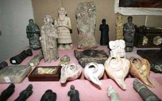 مصر اليوم - أمن المنيا يضبط ثلاثة أشخاص وبحوزتهم 139 قطعة أثرية