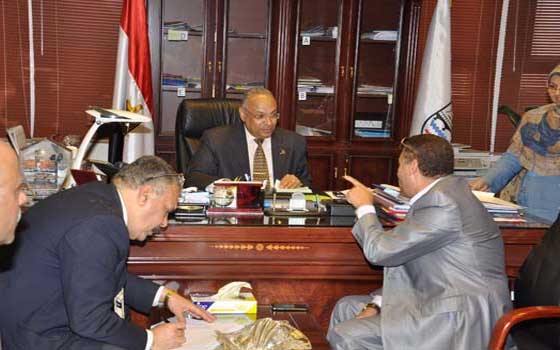 مصر اليوم - محافظ بني سويّف يبحثُ إنشاء مصنع للسيّارات بـ300 مليّون جنيّه