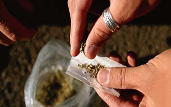   مصر اليوم - توقيف 3 أشخاص في سوهاج في حوزتهم موَاد مخدّرة