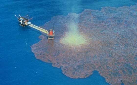   مصر اليوم - رصد تسرب نفطي على سطح الميّاه في شواطئ رأس غارب