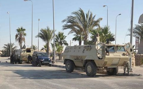 مصر اليوم - إجراءات أمنيَّة مشدَّدة في شمال سيناء عقب إصابة ضابط ومجنَّدَيْنِ