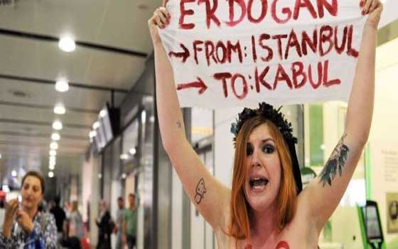   مصر اليوم - ناشطة من فيمين تحطم تمثالاً لبوتين قبيل وصوله إلى باريس