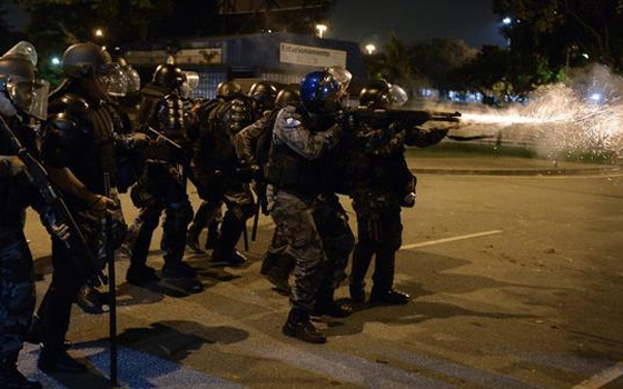   مصر اليوم - الشرطة البرازيلية تطلق قنابل الغاز لتفريق متظاهرين في ساو باولو