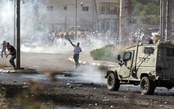 مصر اليوم - إصابة فلسطينيان بجروح والعشرات بالاختناق في بلعين