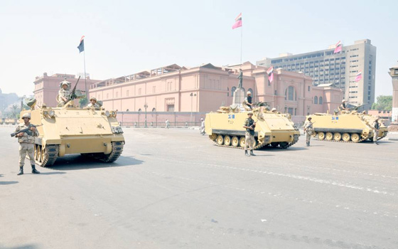 مصر اليوم - إغلاق التحرير بالأسلاك الشائكة بعد أنتهاء فعاليات الإحتفال بتنصيب السيسي