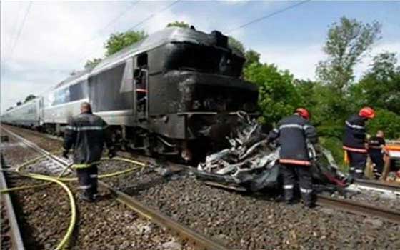 مصر اليوم - وفاة خمسة تونسيين في حادث اصطدام قطار بسيارة صغيرة