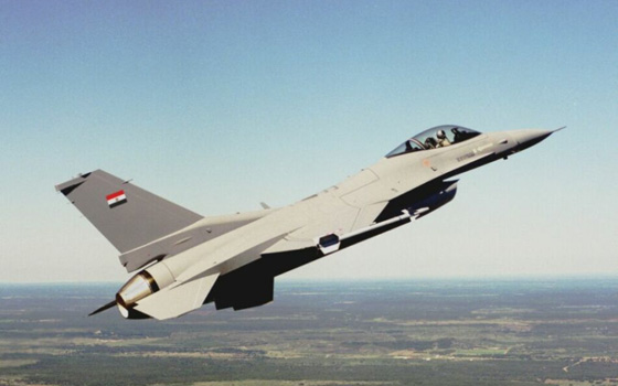   مصر اليوم - الطائرات الحربيَّة تُحلّق فوق المجرى الملاحيّ لقناة السويْس