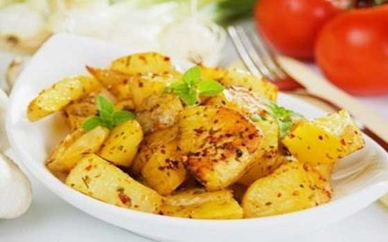   مصر اليوم - تحضير البطاطا الحرة مع الكزبرة