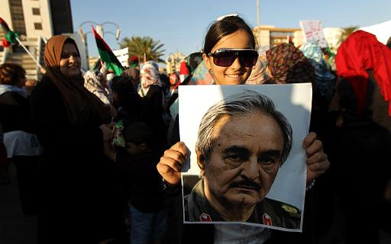   مصر اليوم - حفتر ينجو من هجوم أنتحاري على مقره أوقع ثلاثة قتلى في بنغازي