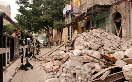   مصر اليوم - انهيّار منزل من 3 طوابّق أمام مستشفى سوهاج العام