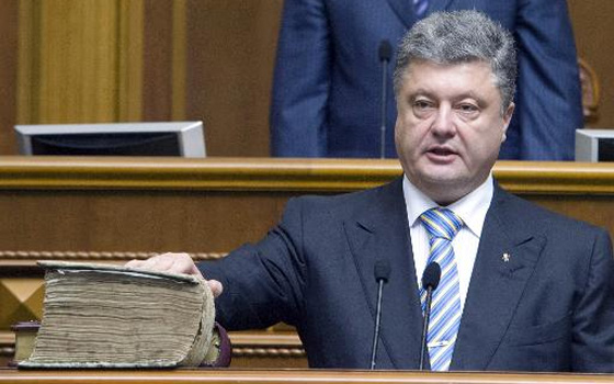   مصر اليوم - بوروشنكو يتعهد بعد تنصيبه رئيسًا بالحفاظ على وحدة أوكرانيا