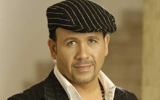   مصر اليوم - المطرب هشام عباس يعتلي منصة الاحتفال في قصر الاتحاديَّة