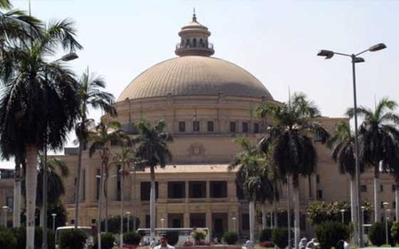 مصر اليوم - الطلاب يشعلون النيران في نقطة الأمن في محيط جامعة القاهرة