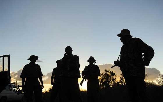   مصر اليوم - الإفراج عن ثلاثة عمال انسانيين كينيين بعد سنتين من الأسر في الصومال