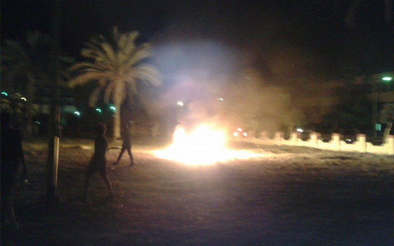   مصر اليوم - مجهولون يحرقون دراجة بخارية أثناء احتفالات أنصار السيسي في بورسعيد