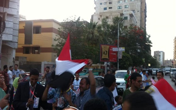   مصر اليوم - المئات من أهالي الأقصر يحتفلون بفوز  السيسي 