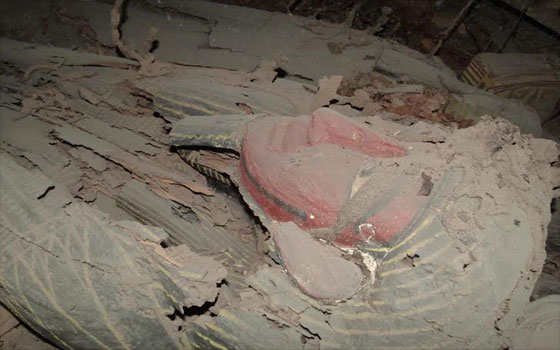   مصر اليوم - اكتشاف حجرة تضم تسعة توابيت تحتفظ بمومياواتها في أسوان