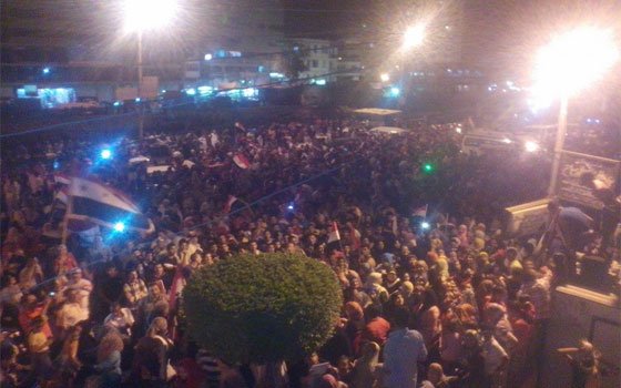 مصر اليوم - أهالي دمنهور يحتفلون بفوز السِّيسي في ميدان السَّاعة