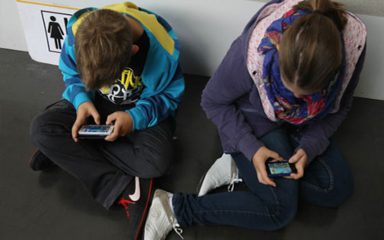   مصر اليوم - الهواتف المحمولة تؤثر سلبيًا على صحة الأطفال