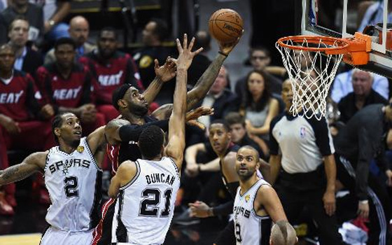   مصر اليوم - الدوري الأميركي: ليبرون جيمس يقود ميامي إلى التعادل مع سان أنطونيو