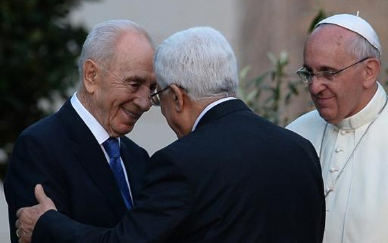   مصر اليوم - البابا يجمع عباس وبيريز في الفاتيكان في صلاة تاريخية من أجل السلام