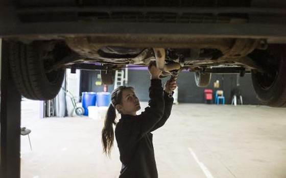   مصر اليوم - كاراج لتصليح السيارات مخصص للنساء فتح أبوابه قرب باريس