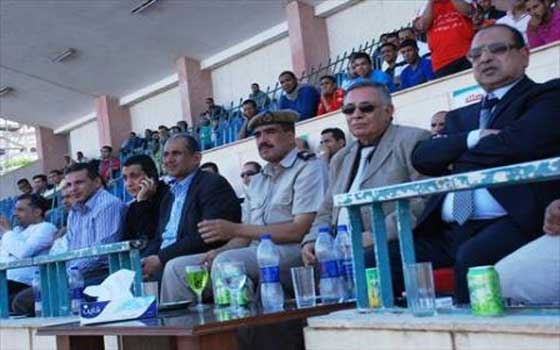 مصر اليوم - محمود عتيق يلتقي لاعبي نادي سوهاج الرياضي