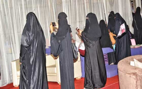   مصر اليوم - أكثر من مئة فتاة يشاركن في معرض جازان وسط حركة واسعة للزائرين